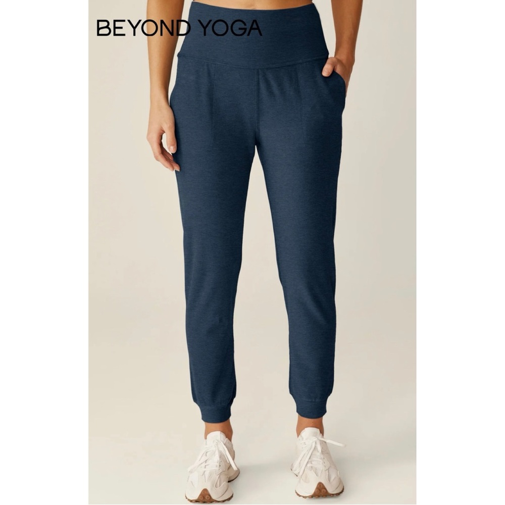 Beyond Yoga Spacedye Midi Jogger in Nocturnal Navy - Picture 2 of 7